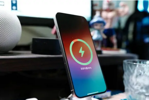 晋宁苹果15换屏服务分享用什么充电器给iPhone15充电更好 